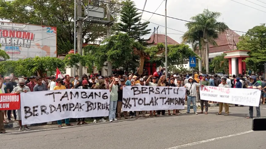Ratusan Petani di Blitar Gelar Aksi Damai di Depan Kantor DPRD, Tolak Aktivitas Pertambangan Pasir Kaliputih