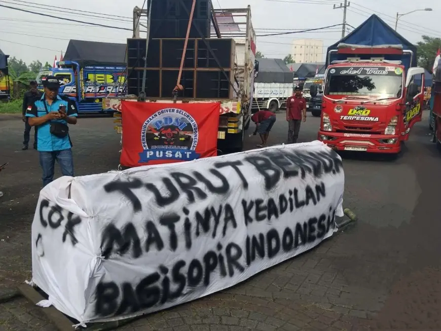 Ratusan Sopir Truk Gelar Demo di Surabaya Tolak Kebijakan ODOL