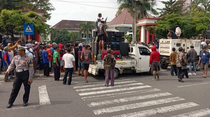 Polemik Tambang Pasir Kaliputih Berlanjut, DPRD Blitar Pertemukan Penambang dan Petani