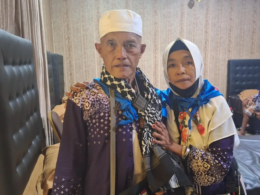 Kisah Penjual Gorengan Tuntaskan Haji sambil Dorong Kursi Roda Suami