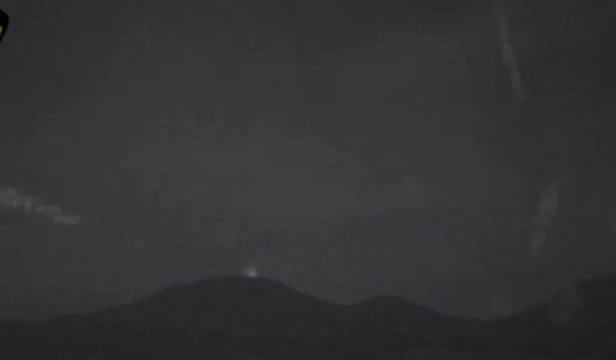Pasca Erupsi 2.000 Meter, Gunung Raung Terpantau Keluarkan Sinar Api