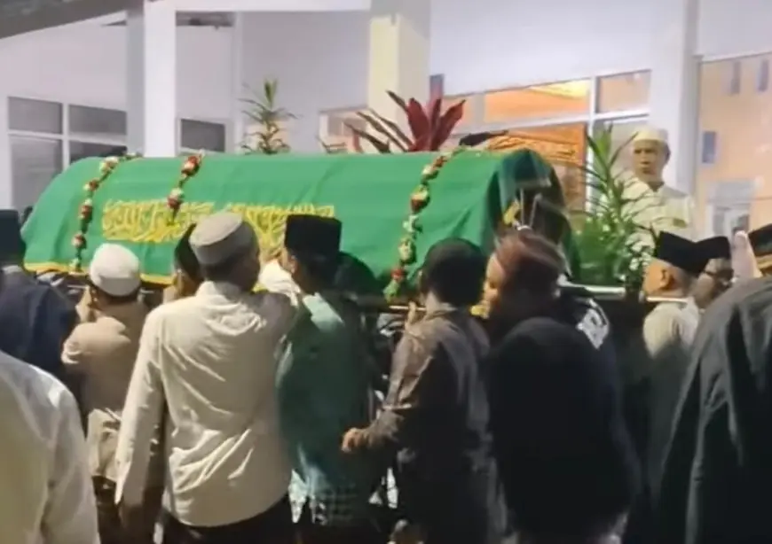 Jenazah Istri Pengasuh Ponpes Riyadul Qur'an Mojokerto yang Tenggelam di Pantai Pacitan Dimakamkan