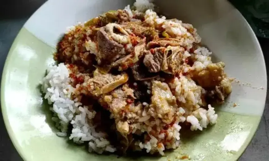 Sensasi Pedas Tetelan Sapi Khas Mojo di Warung Bu Liana