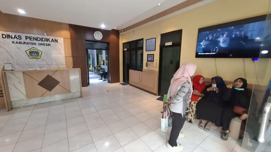 SPMB Jenjang SMP di Gresik Amburadul, Legislatif: Dispendik Kecolongan