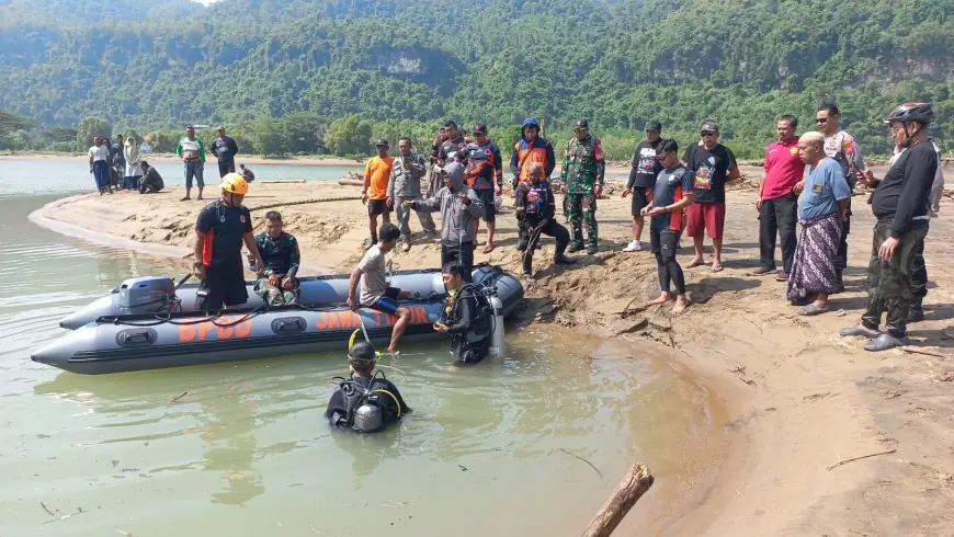 4 Orang Keluarga Besar Pesantren di Mojokerto yang Tenggelam di Pantai Pacitan Berhasil Ditemukan