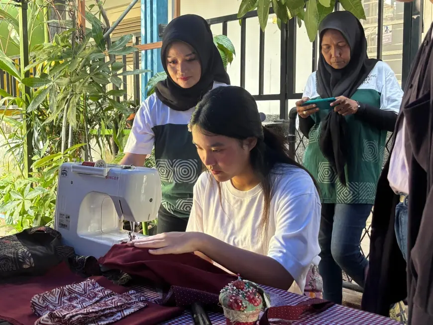 Bawa Oleh-oleh Eco-Bag: Mahasiswa Thailand Belajar Jahit Bareng UMKM di KBA Kampoeng Oase Ondomohen