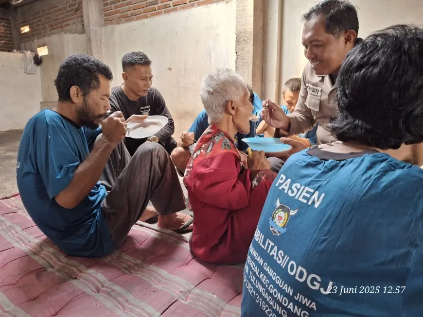Kisah Inspiratif Mujianto: Warga Tulungagung Rawat Puluhan ODGJ Secara Mandiri di Rumahnya