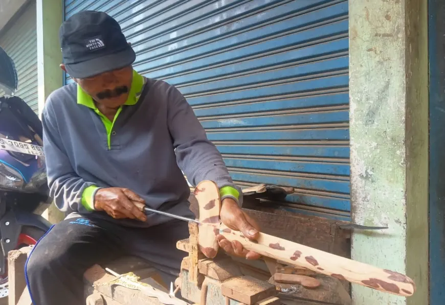 Jelang Suro, Jasa Penjamasan dan Pembuatan Warangka Keris di Jombang Meningkat