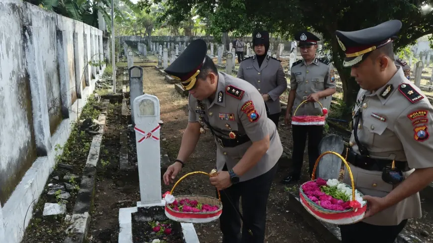 Sambut Hari Bhayangkara ke-79, Polres Nganjuk Ziarah dan Tabur Bunga