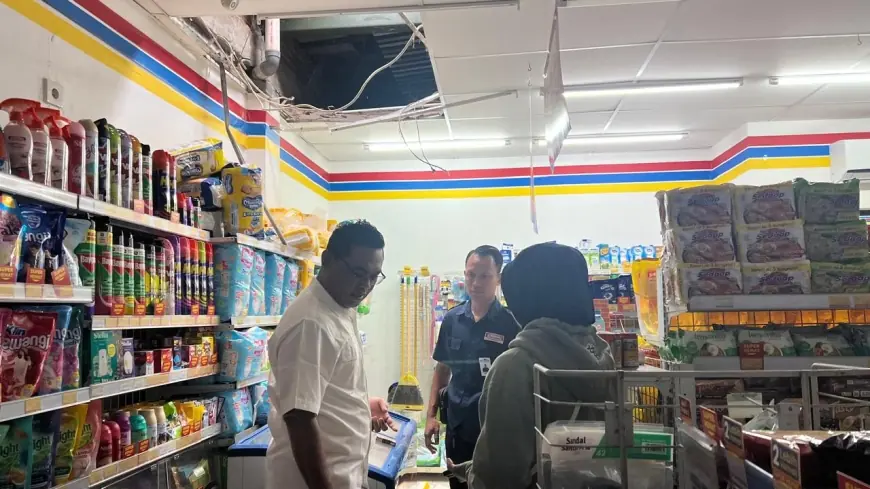 Pembobol Menjebol Plafon Minimarket di Blitar, Pelaku Bertopeng Terekam CCTV