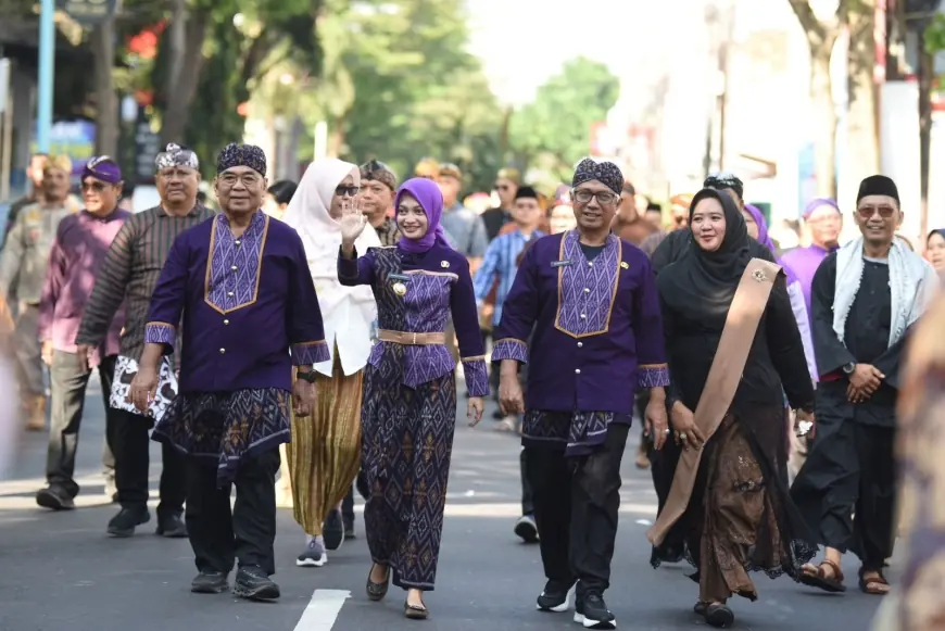 Mbak Wali dan Gus Qowim Ikuti Kirab Mapag Wiyosan Enggal Muharram 1447 H