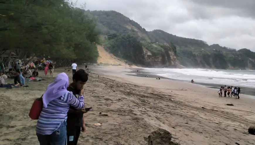 Cuaca Buruk dan Air Pasang di Pantai Sine Tulungagung, Wisata Masih Aman Tapi Pengunjung Harus Waspada