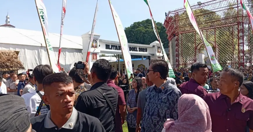 Alun-Alun Kota Blitar Ditutup Sementara, Akibat Rumput Rusak Pasca Event Bazar Blitar Djadoel