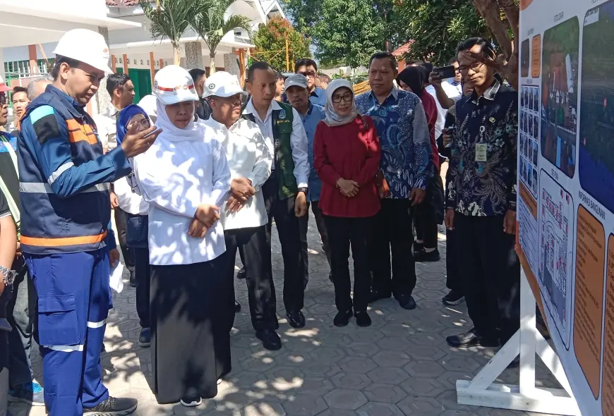 Mengumbar Senyum, Khofifah Siap Diperiksa KPK Terkait Kasus Dana Hibah DPRD Jatim