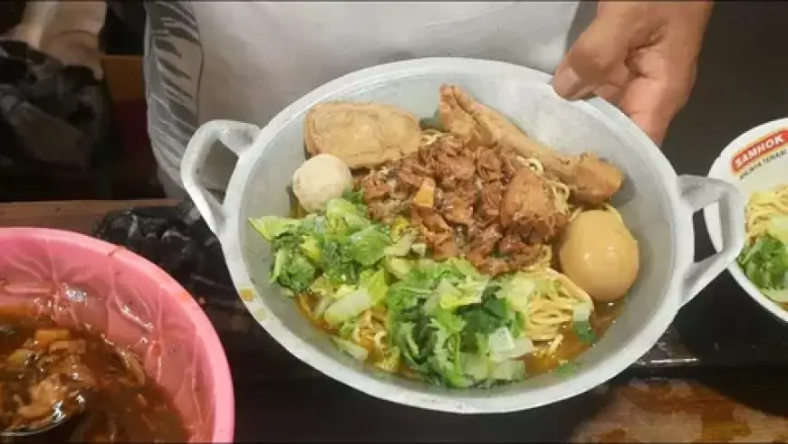 Mie Ayam Sak Wajan, Kuliner Unik Favorit di Lumajang