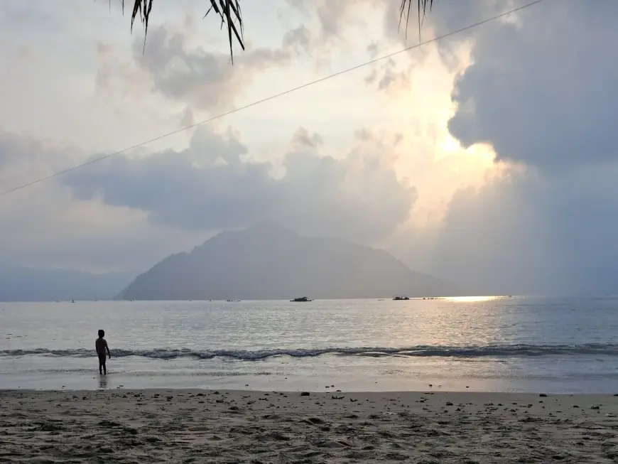 Pantai Mutiara Trenggalek Diserbu Wisatawan saat Libur Sekolah, Kunjungan Naik Tiga Kali Lipat