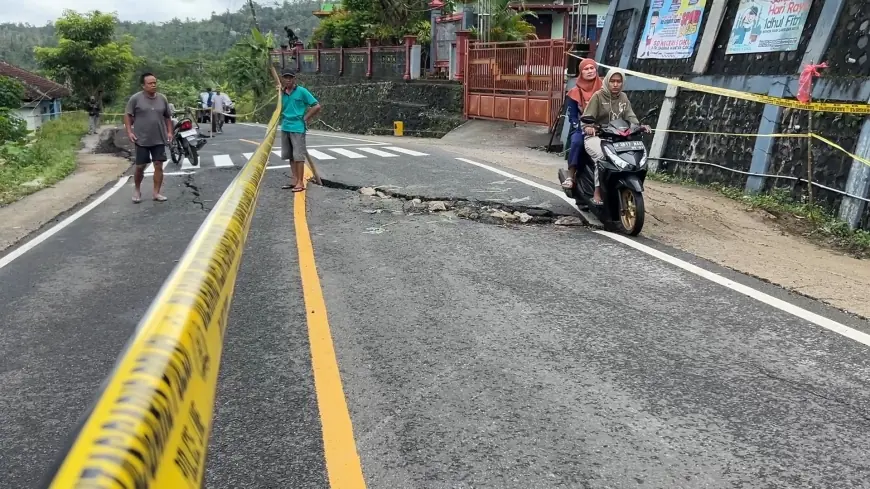Jalan Nasional Trenggalek - Pacitan Ambles, Ancam Sekolah dan Rumah Warga