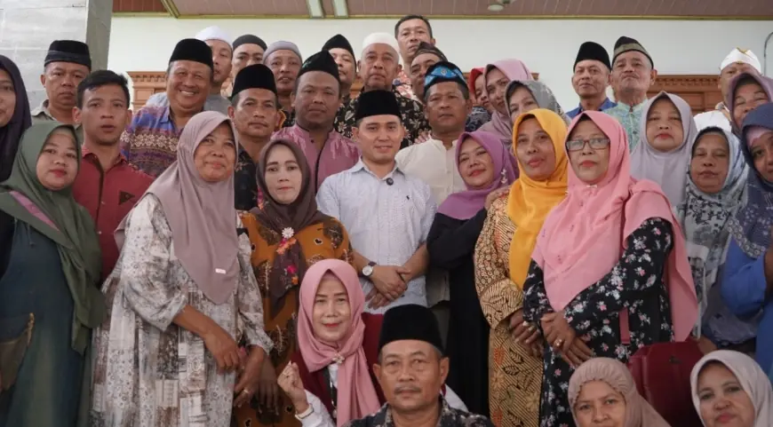 Ngalap Berkah, Ribuan Warga Padati Rumah Bupati Mojokerto Sepulang Haji