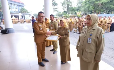 Wali Kota Batu Serahkan Piagam Penghargaan kepada 9 ASN Purnatugas
