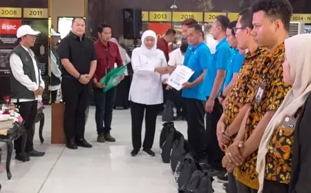 Khofifah Serahkan BLT kepada 15 Ribu Karyawan Pabrik Rokok di Jawa Timur