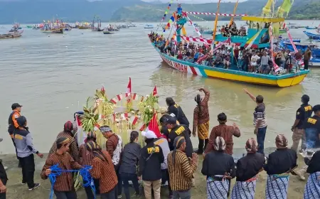 Larung Sembonyo Warnai Bulan Suro di Pantai Popoh, Pemkab Tulungagung Kucurkan Bantuan Dana