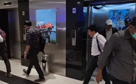 Penyidik KPK Bawa Koper Usai Periksa Pejabat Pemkab Lamongan Hingga Malam Hari