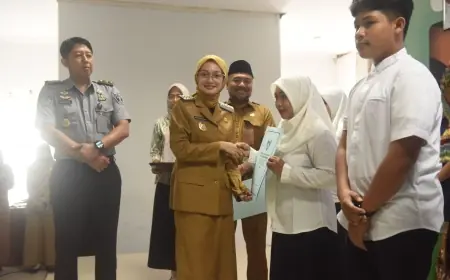 Serahkan Ijazah Kesetaraan, Wali Kota Kediri Berkomitmen Tekan Angka Putus Sekolah