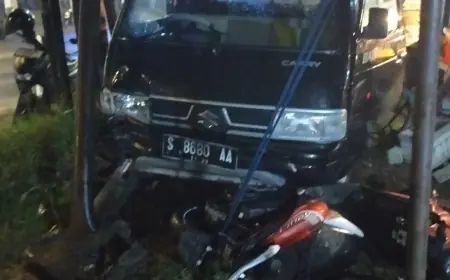 Kecelakaan Beruntun di Gresik Tabrak Warung Kopi, Satu Orang Tewas di TKP