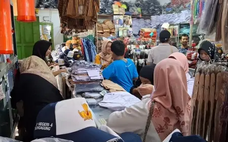 Jelang Ajaran Baru, Penjualan Seragam Sekolah di Tulungagung Meningkat