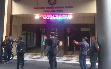 Diperiksa KPK di Polda Jatim, Khofifah Hindari Wartawan Lewat Pintu Belakang