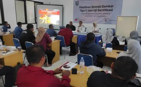 Antisipasi Kebakaran, Pekerja Industri Rokok di Jombang Dapat Pembekalan Damkar