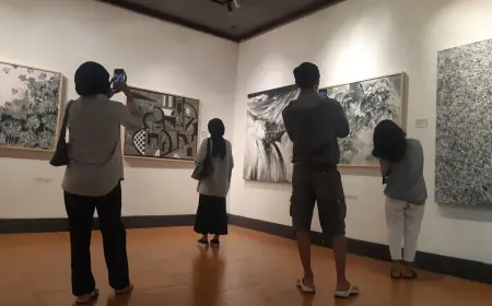 Seni Hitam Putih Mendaki ke Batu: Komunitas Ilustrasi Idiom Gelar Pameran Black & White di Galeri Raos