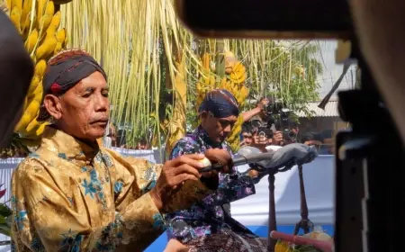 Jamasan Pusaka Tombak Kiai Upas di Tulungagung, Warga Rebutan Air dan Sesaji
