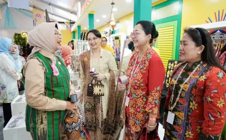 Puncak HUT ke-45 Dekranas, Mbak Cicha Kenakan Busana Motif Khas Kabupaten Kediri