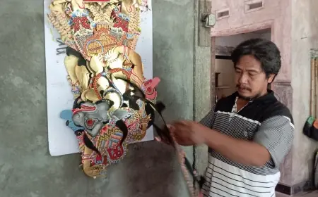 Lestarikan Budaya, Warga Blitar Ini Tetap Semangat Tekuni Pembuatan Wayang Kulit