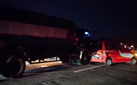 Truk Tangki Muatan Etanol Tabrak Mobil Patroli Tol Jombang-Mojokerto, Dua Petugas Luka