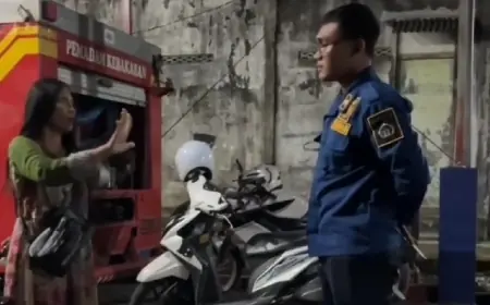 Viral Petugas Damkarla Gresik Nyamar Jadi Dukun Jadi-jadian Hadapi ODGJ