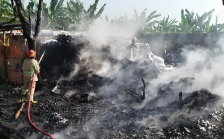 Akibat Puntung Rokok, Gudang Barang Bekas di Jombang Terbakar, Kerugian Capai Rp12 Juta