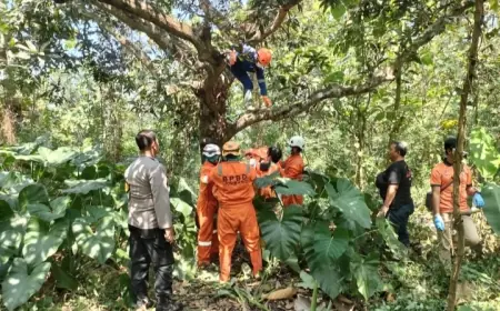 Polisi dan Relawan BPBD Jombang Evakuasi Temuan Mayat Menggantung