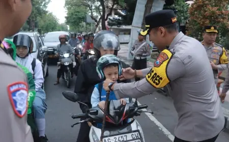 Bagi-Bagi Helm, Cara Polisi di Blitar Edukasi Keselamatan Berkendara kepada Anak-Anak dan Pelajar