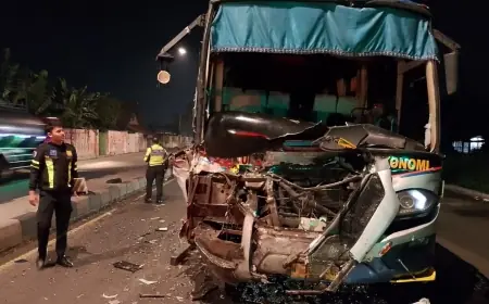 Bus Sugeng Rahayu Ringsek Usai Tabrak Truk Gandeng di  Mojoagung Jombang