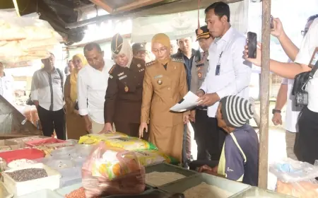 Sidak Pasar, Mbak Wali dan Dirut Bulog Pastikan Pasokan dan Pendistribusian Beras SPHP
