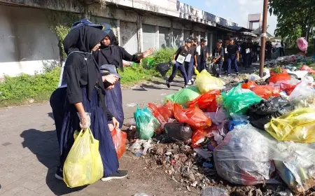MPLS, Ratusan Murid Baru SMK di Jember Bersiih-Bersih Pasar