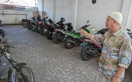 Terekam CCTV, Empat Komplotan di Probolinggo Curi Dua Motor di Parkiran Masjid