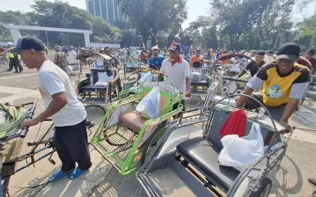 HUT ke-53 Petrokimia Gresik, Ratusan Tukang Becak di Terima Santunan