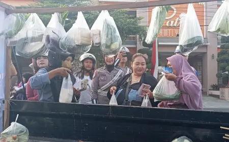 Bagikan Sayur Gratis ke Mak-Mak, Polisi di Blitar Ajarkan Keselamatan Berkendara