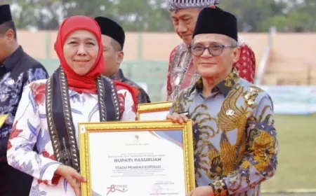 Bupati Pasuruan Terima Penghargaan dari Gubernur Jatim sebagai Tokoh Pembina Koperasi Merah Putih