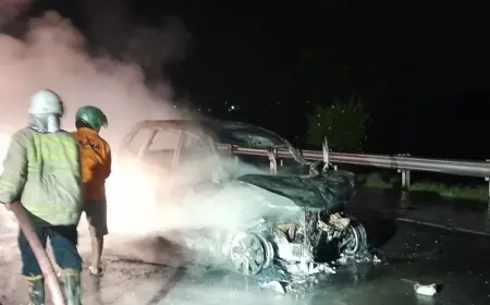 Minibus Terbakar setelah Terseret Truk di Tol Mojokerto, Tiga Orang Terluka
