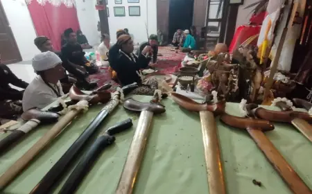 Tradisi Suro di Kediri: Keris dan Tombak Bung Karno Dijamas Bersama 200 Pusaka Nusantara