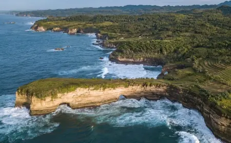 Pesona Pantai Karang Bolong Pacitan: Lukisan Alam yang Tersembunyi
